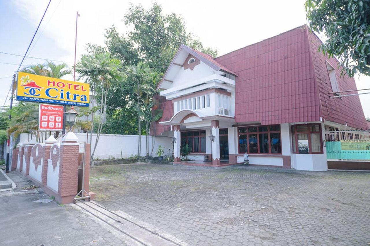 RedDoorz near Kampus 3 UTY Yogyakarta Hotel Bagian luar foto
