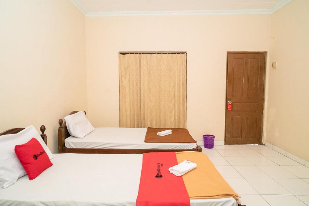 RedDoorz near Kampus 3 UTY Yogyakarta Hotel Bagian luar foto